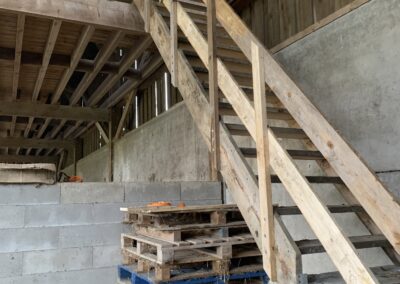 Escalier sur d'un hangar